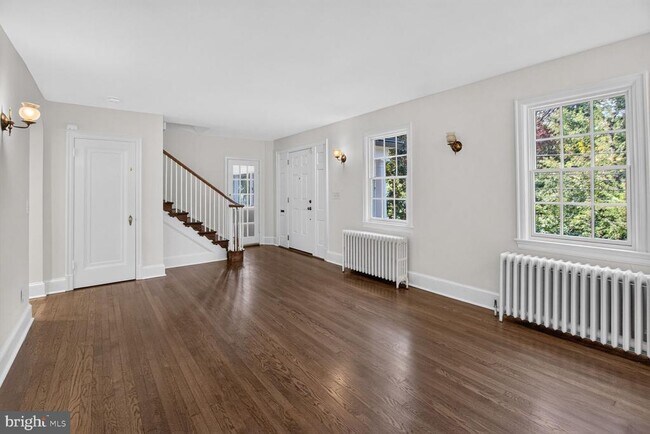Foto del edificio - 4929 MacArthur Blvd NW