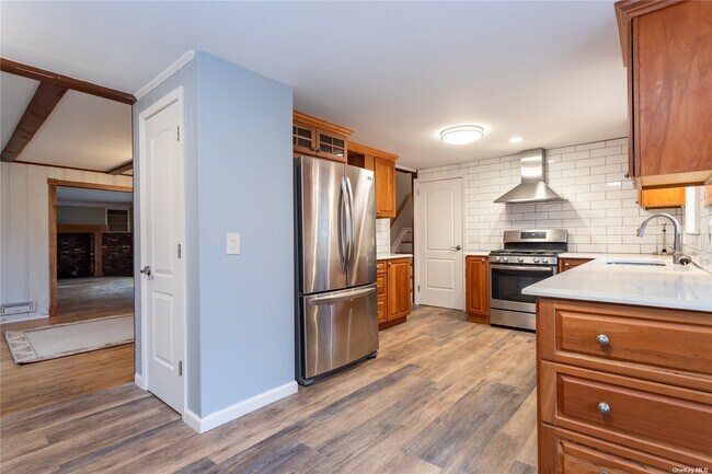 Building Photo - 3 Tappen Dr