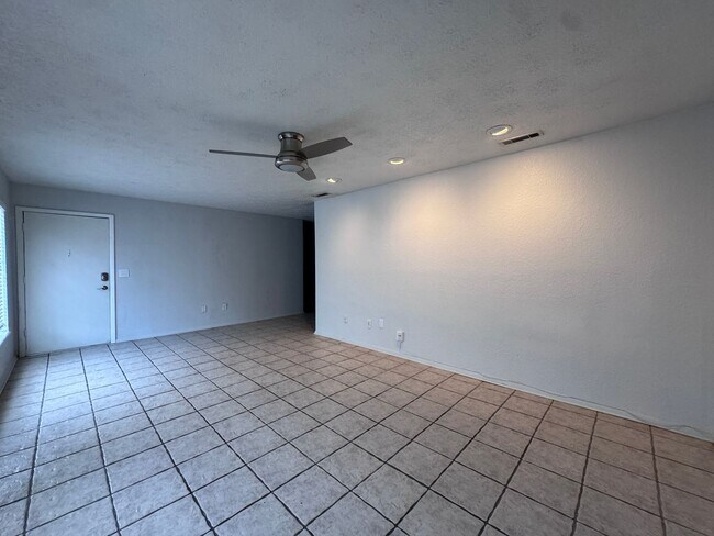 Foto del edificio - 5343 Hansel Ave