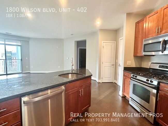 Building Photo - Walk to Rosslyn Metro! Bright and Spacious...