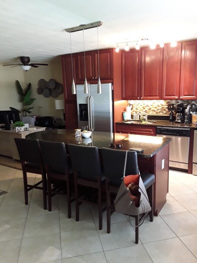 Área de cocina y comedor - 2881 NE 32nd St