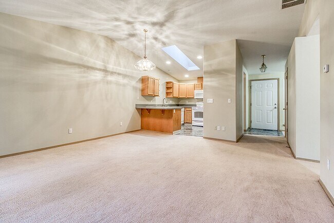 Building Photo - Spacious 3 Bedroom 2 Bathroom Duplex with ...