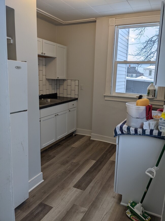 Building Photo - 320 E Hickory St