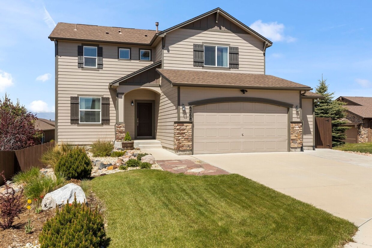Evolve Real Estate: Meticulous and Luxurious 4 Bedroom + Office + Finished Basement on A Double C... - Evolve Real Estate: Meticulous and Luxurious 4 Bedroom + Office + Finished Basement on A Double C...
