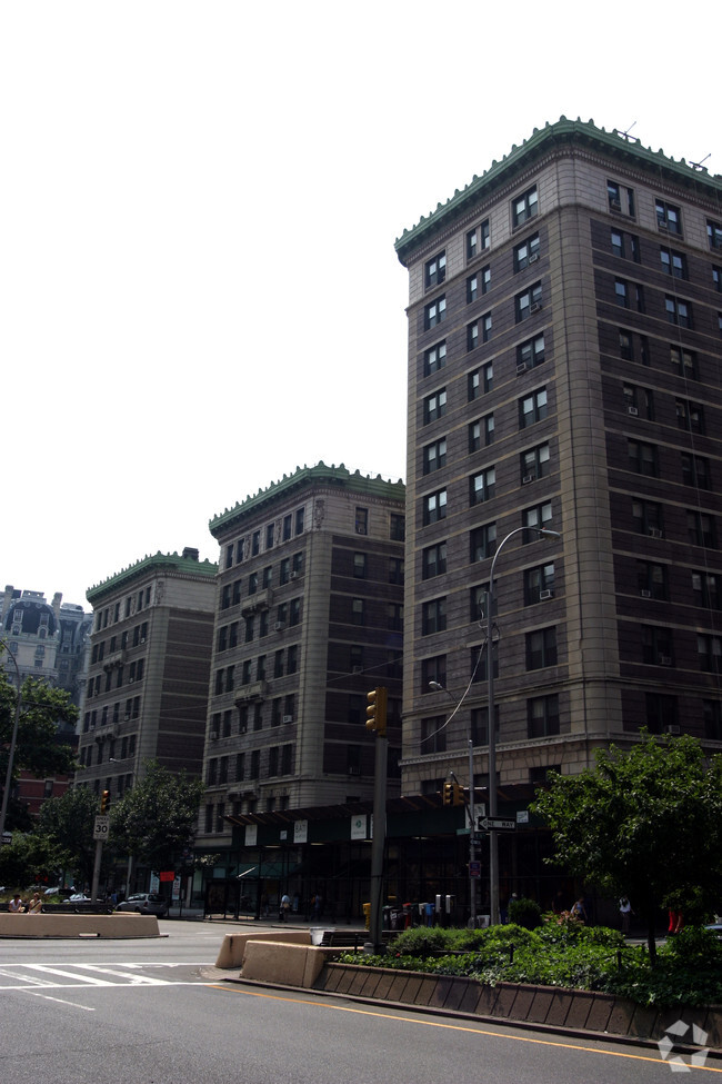 Building Photo - Astor
