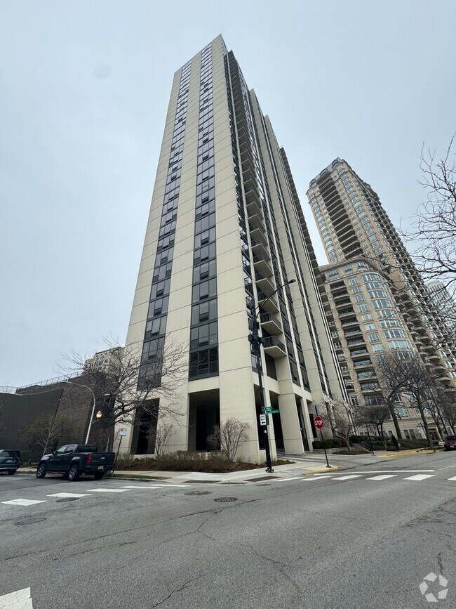Building Photo - 2500 N Lakeview Ave