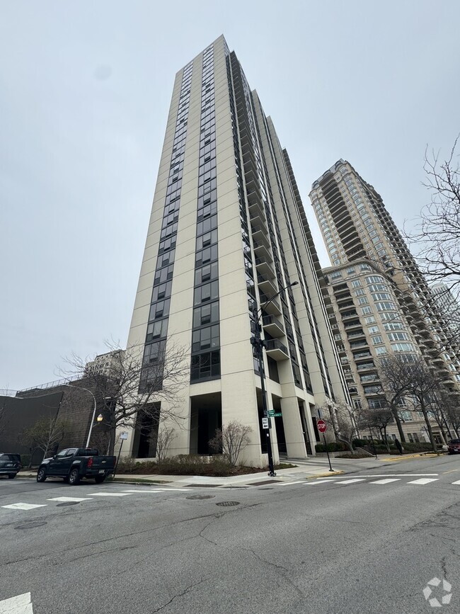 Building Photo - 2500 N Lakeview Ave