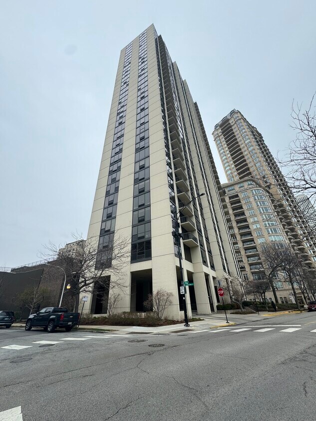 Primary Photo - 2500 N Lakeview Ave