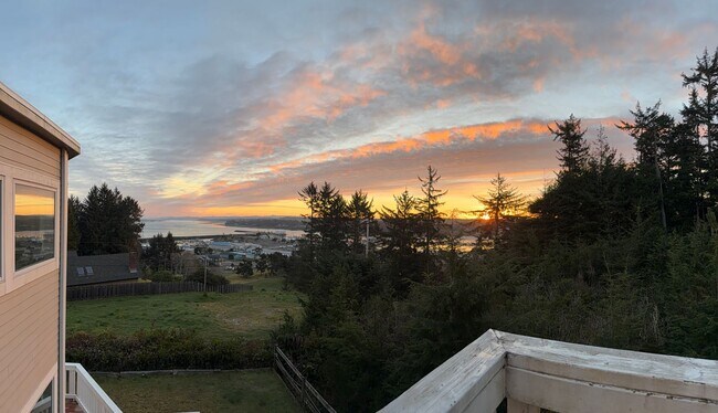 Foto del edificio - Stunning Bay View Retreat – Fully Furnished 2 Bed / 2 Bath Near Charleston