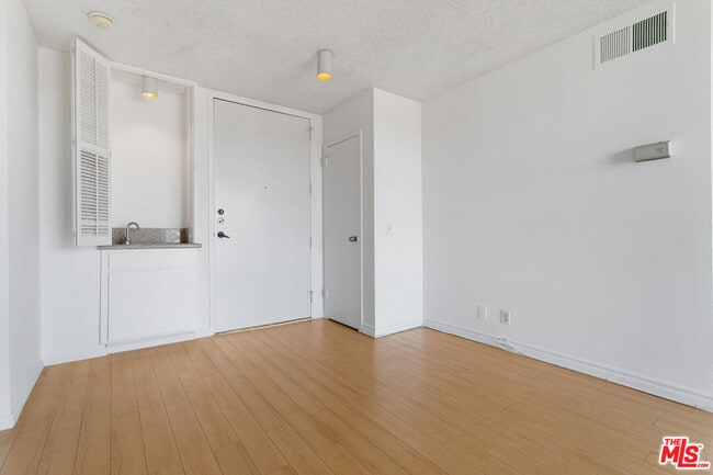 Building Photo - 100 S Doheny Dr
