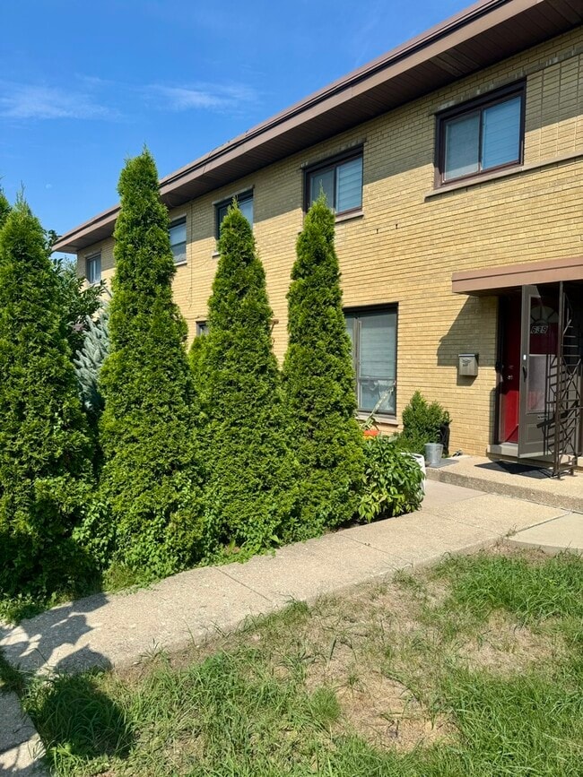 Foto del edificio - 639 Maple Ct