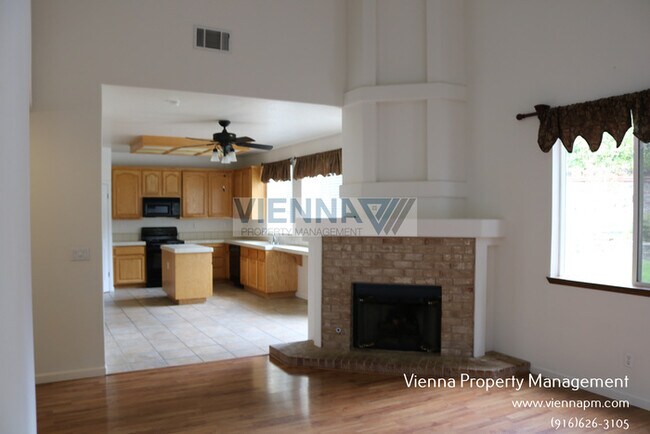 Foto del edificio - Spacious 4 Bedroom Home in Desirable Neighborhood