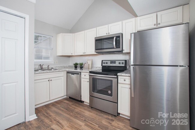 Foto del edificio - 319 Crown Point Dr
