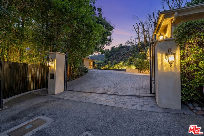Foto del edificio - 1457 Claridge Dr