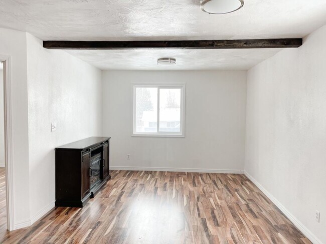 Building Photo - 244 Maurine Dr