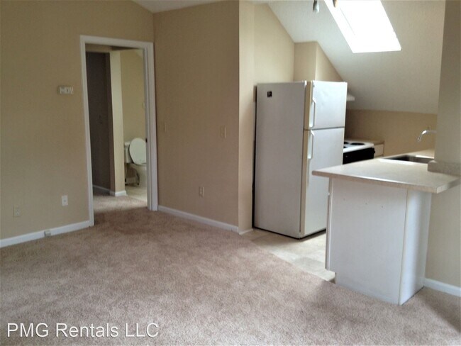 Building Photo - 1 br, 1 bath Room For Rent - 221 Courtney Way