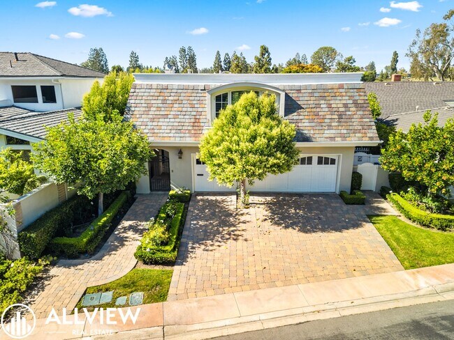 Foto del edificio - Stunning 3 Bedroom + Bonus Room 3.5 Bath A...