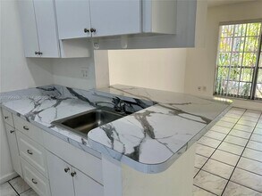 Building Photo - 10764 N Kendall Dr