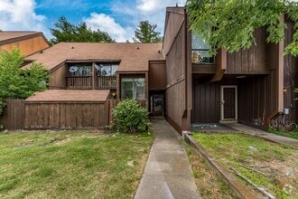 Building Photo - 9 Hickory Ct