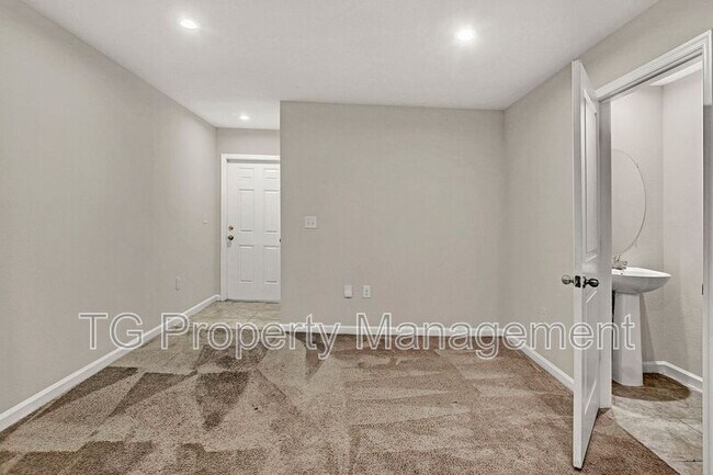 Building Photo - 5958 Creekside Crossing Dr