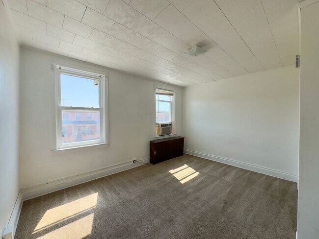 Building Photo - 324 Folcroft St