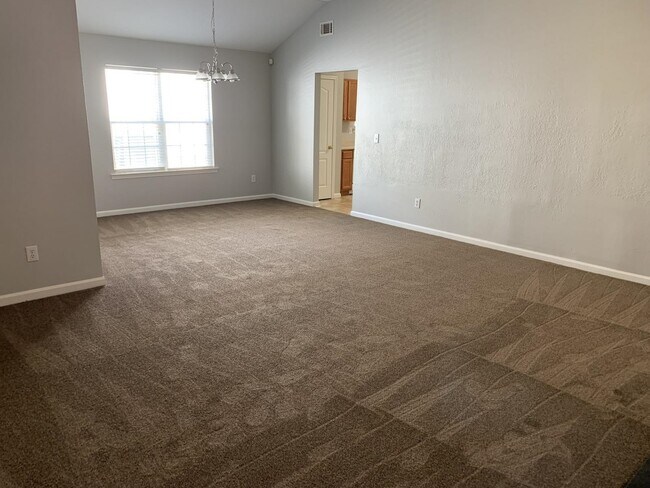 Building Photo - 165 Lakeside Point
