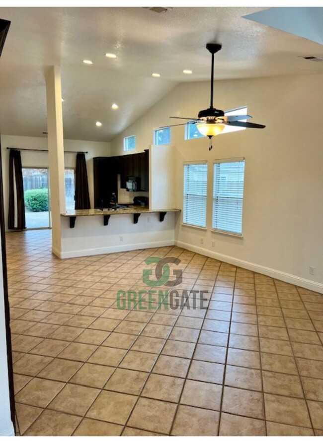 Building Photo - 3 BEDROOM 2.5 BATH HOME MOVE IN READY IN E...