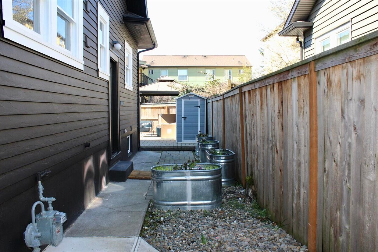 Primary Photo - 4505 NE Grand Ave