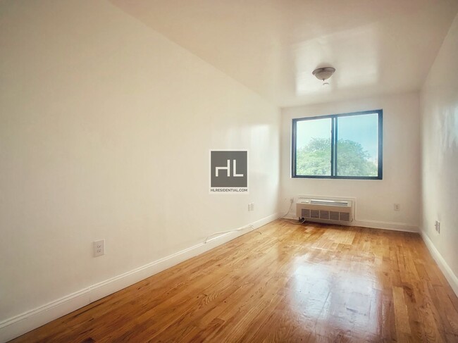 Building Photo - 1.5BR Flex 2BR 1BA w/ In-Unit Laundry In O...