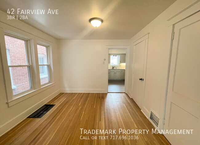 Building Photo - Nicely Remodeled Town Home