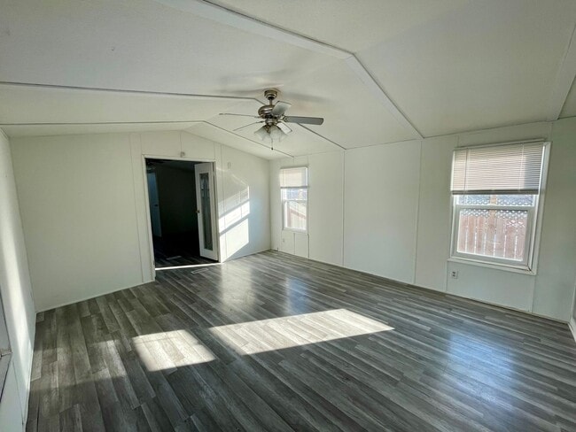 Building Photo - Modern 2 Bed 2 Bath Section 8