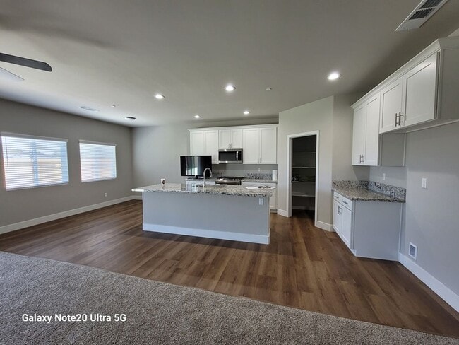 Building Photo - Gorgeous home located in Northeast Bakersf...