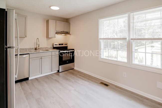 Building Photo - NOW OFFERING HALF OFF FIRST FULL MONTH IF ...
