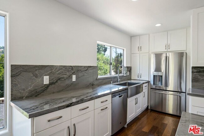 Foto del edificio - 9665 Heather Rd