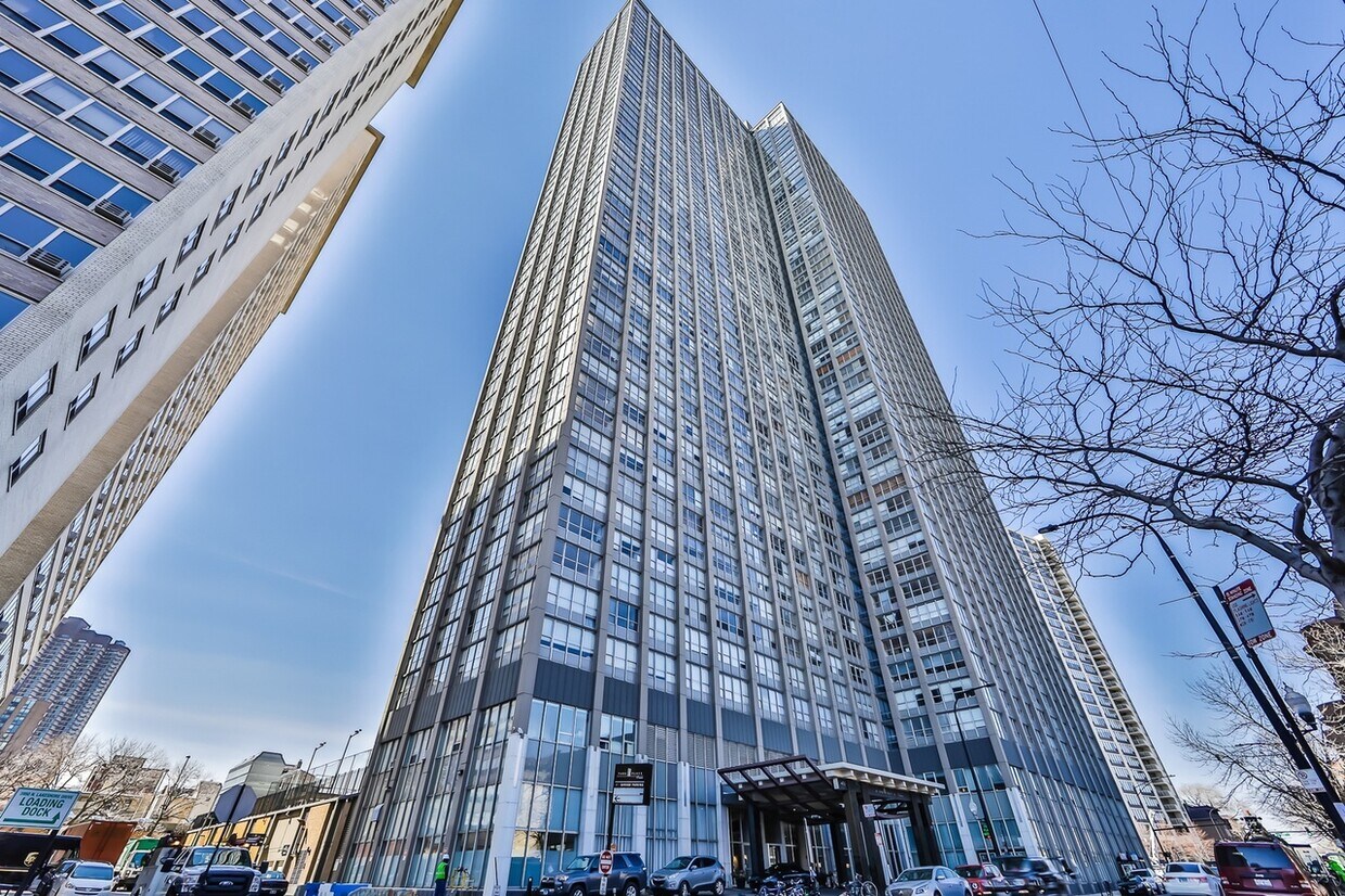 Foto principal - 655 W Irving Park Rd