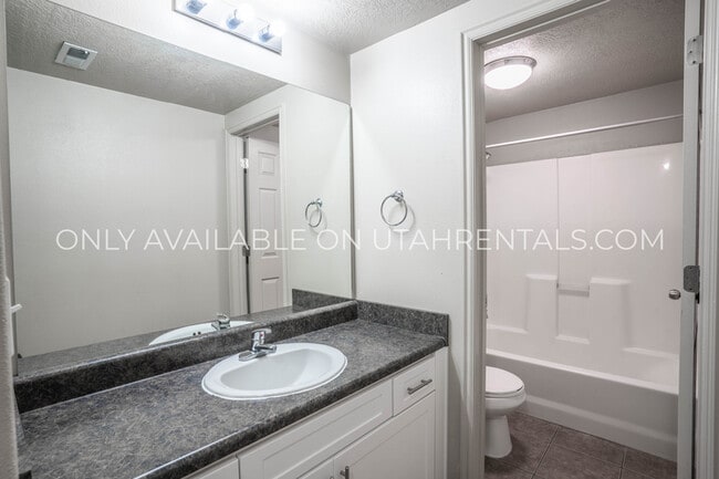 Building Photo - 843 E 620 N St