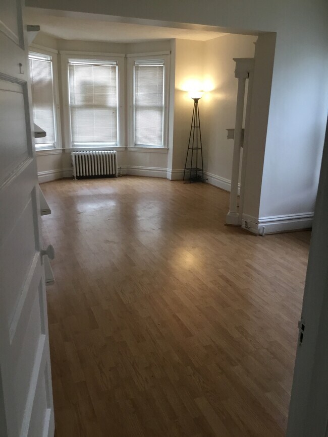 Amplia sala de estar - 613 Alger St