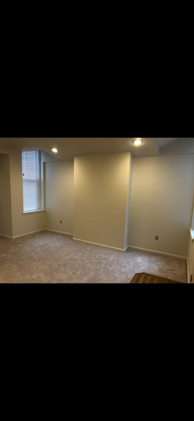 Building Photo - 705 Monroe St