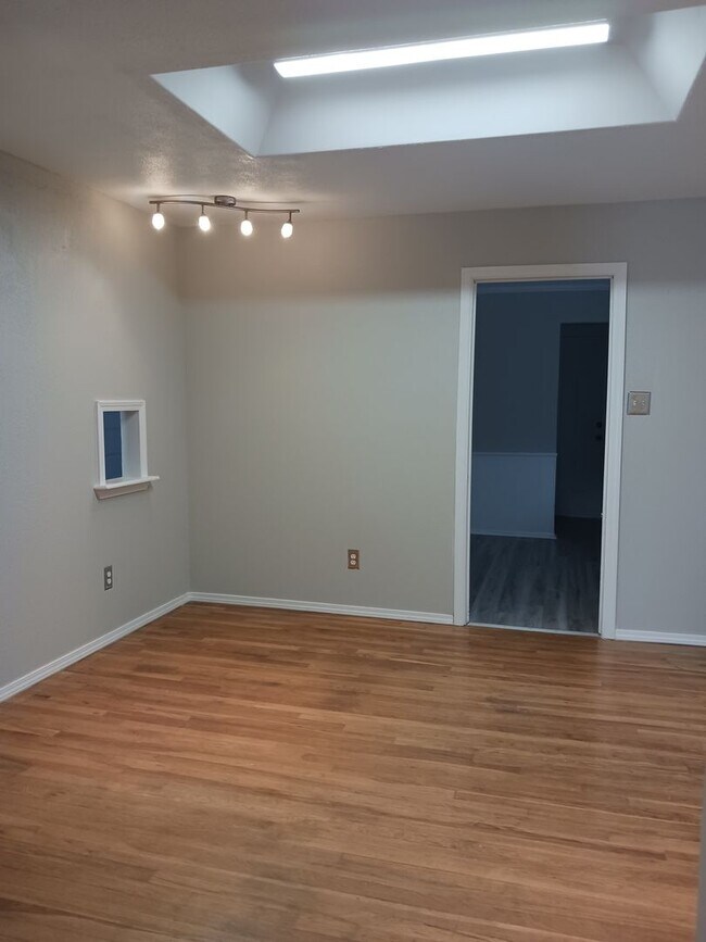 Building Photo - Cute, Charming corner lot home!