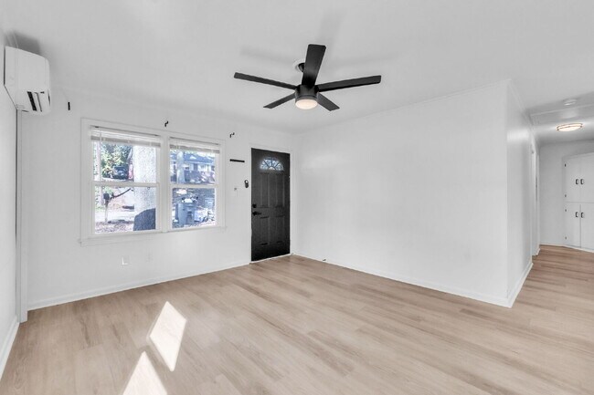 Building Photo - Updated 2-Bedroom 1-Bathroom Duplex in Spa...