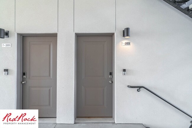 Foto del edificio - Spacious 3 Bedroom Unit in Desert Color With Pool & Lagoon Access