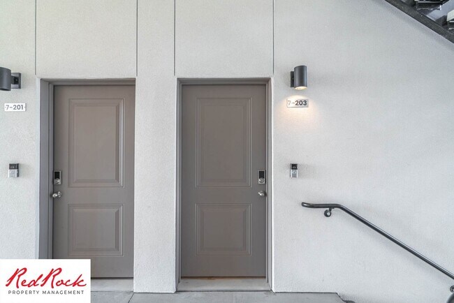 Building Photo - Spacious 3 Bedroom Unit in Desert Color With Pool & Lagoon Access