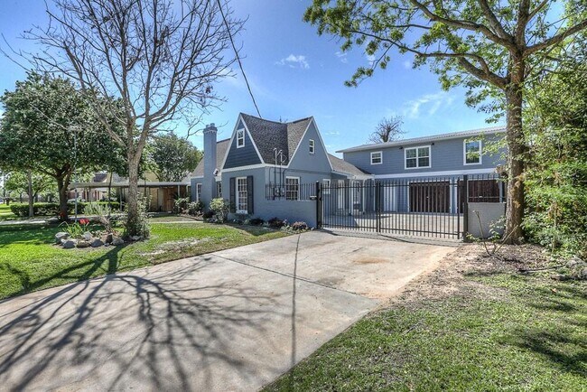 Foto del edificio - 606 Avenue of Oaks St