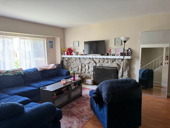 Building Photo - 5 bed 2 bath on New Mills!