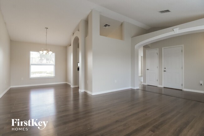 Building Photo - 2800 Fifer Dr