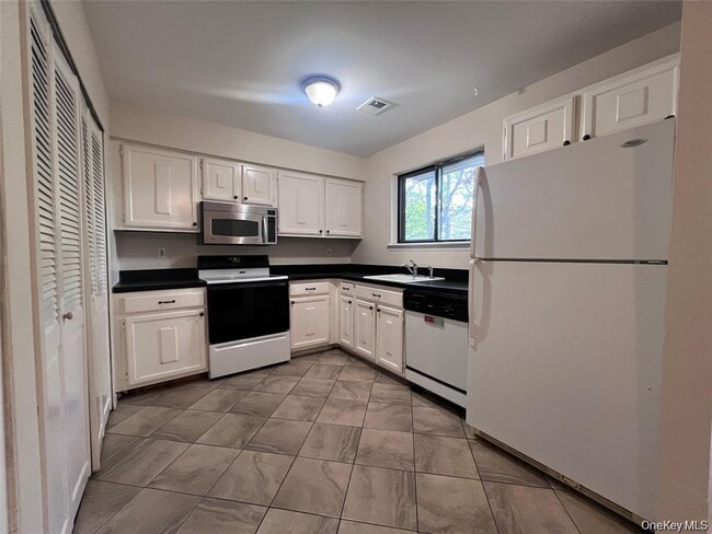 Building Photo - 200 Springmeadow Dr