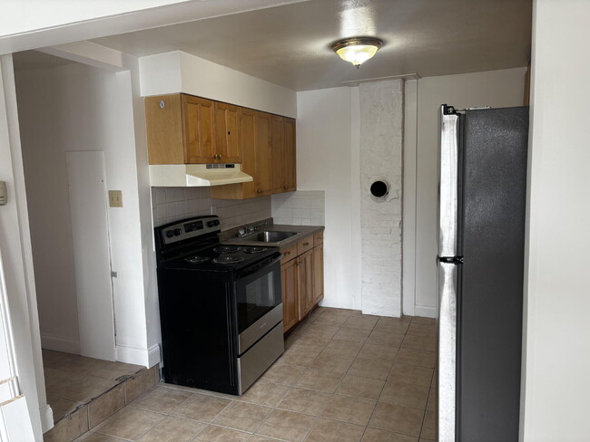 Foto del edificio - Bright, Updated 2-Bedroom Apartment in a Convenient Bath Location
