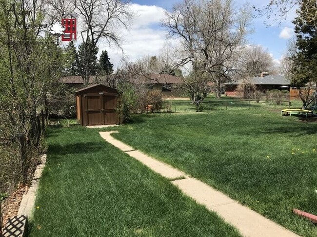 Building Photo - Large duplex with shared yard. 1-car garage.