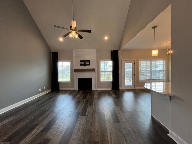 Building Photo - 557 Dexter Dr