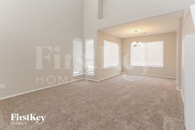 Building Photo - 1600 Glenrosa Dr